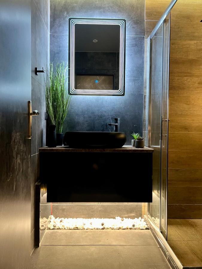 Luxury Black And White Interior Apartments 칼라마타 외부 사진