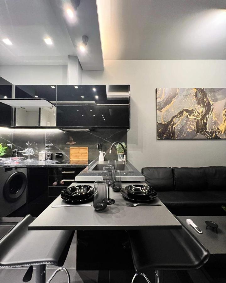 Luxury Black And White Interior Apartments 칼라마타 외부 사진