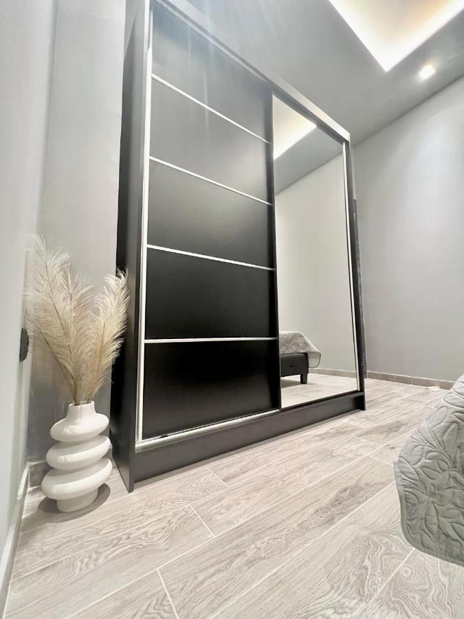 Luxury Black And White Interior Apartments 칼라마타 외부 사진