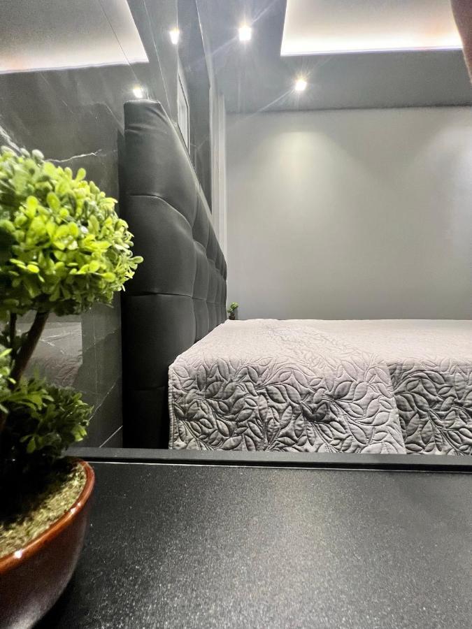 Luxury Black And White Interior Apartments 칼라마타 외부 사진