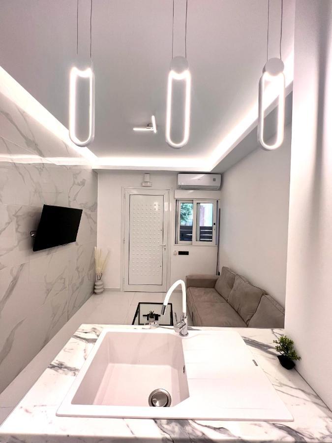 Luxury Black And White Interior Apartments 칼라마타 외부 사진
