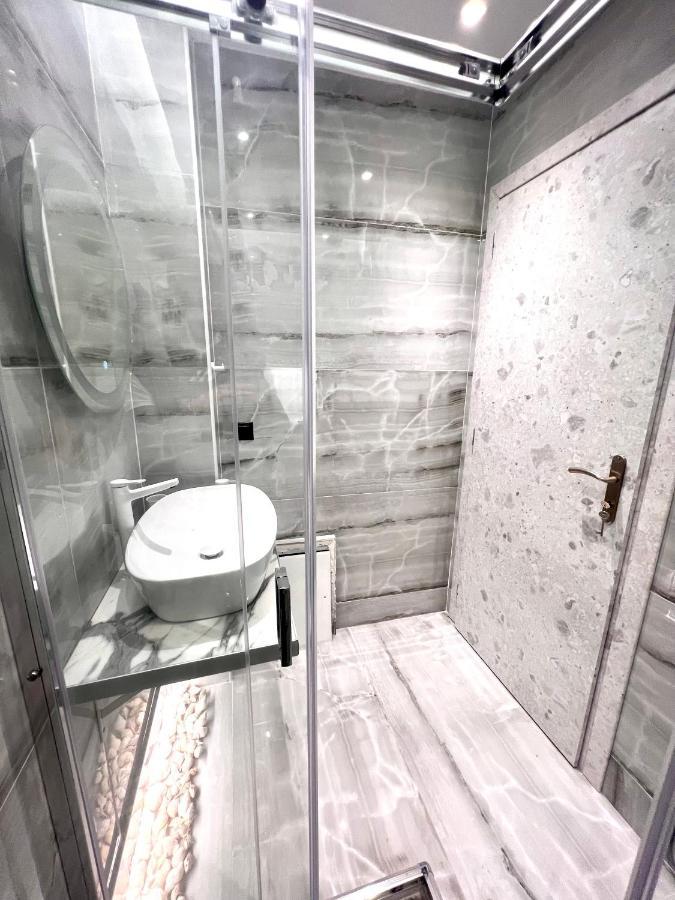 Luxury Black And White Interior Apartments 칼라마타 외부 사진