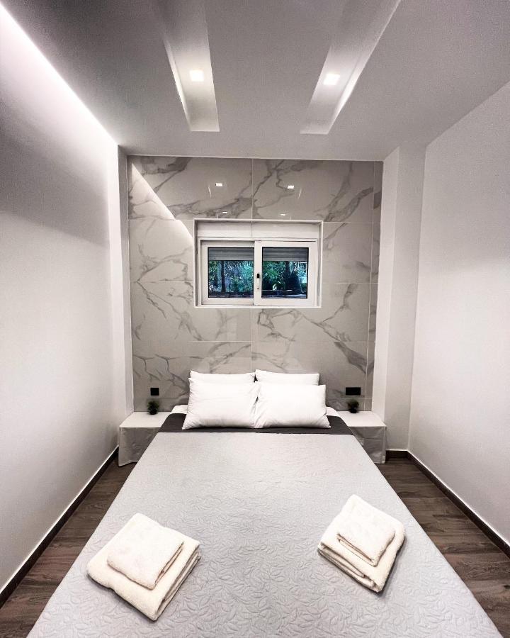 Luxury Black And White Interior Apartments 칼라마타 외부 사진