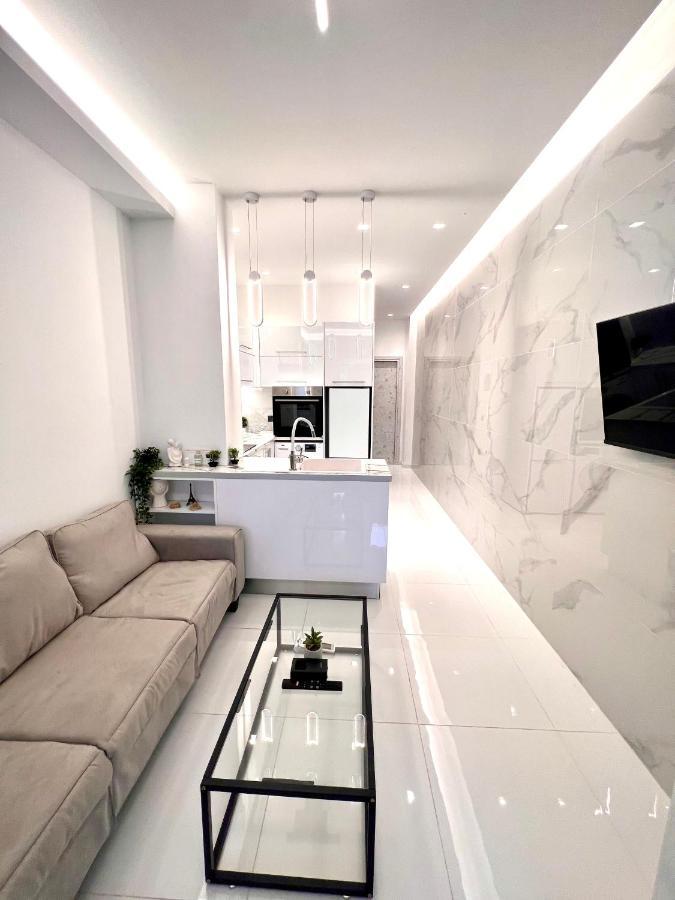 Luxury Black And White Interior Apartments 칼라마타 외부 사진